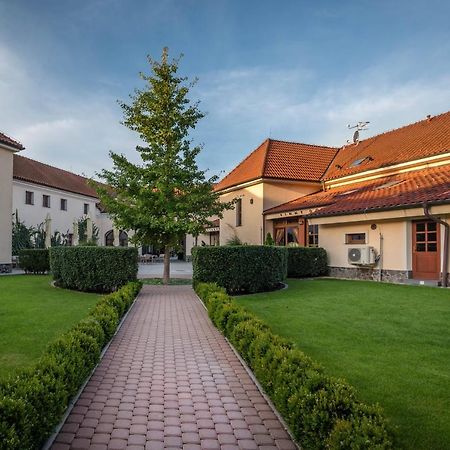 Chateau Krakovany Luaran gambar