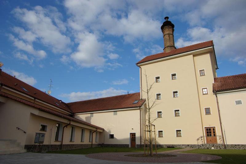 Chateau Krakovany Luaran gambar