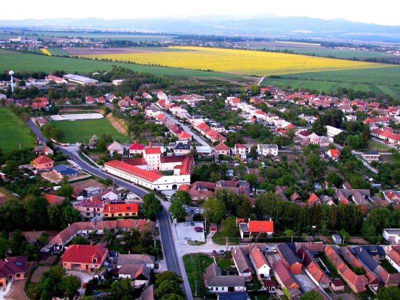 Chateau Krakovany Luaran gambar