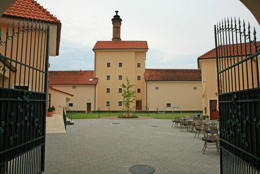 Chateau Krakovany Luaran gambar