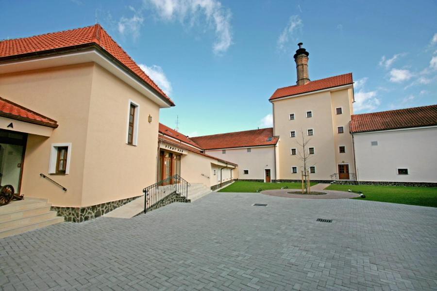 Chateau Krakovany Luaran gambar