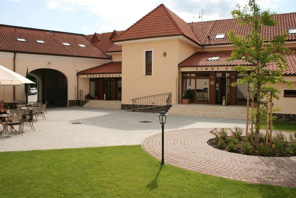 Chateau Krakovany Luaran gambar