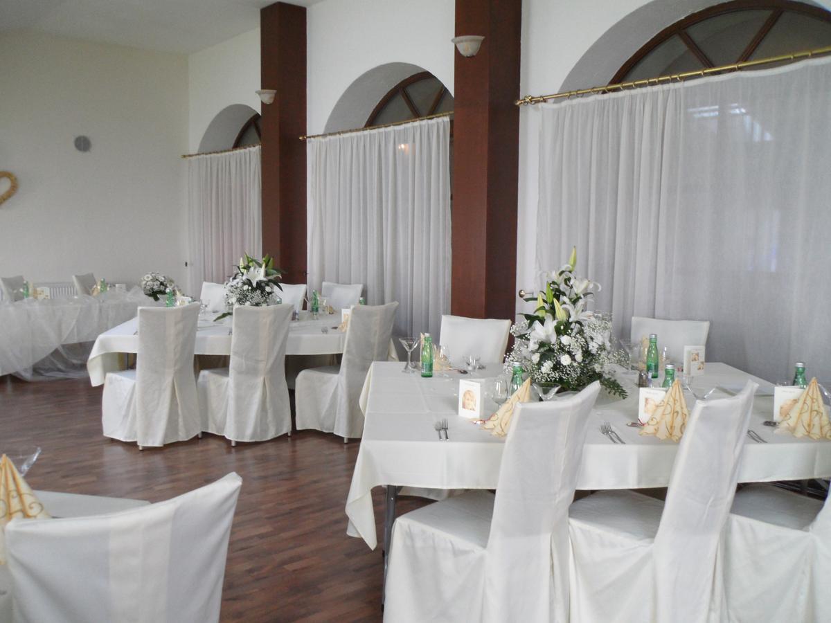 Chateau Krakovany Luaran gambar