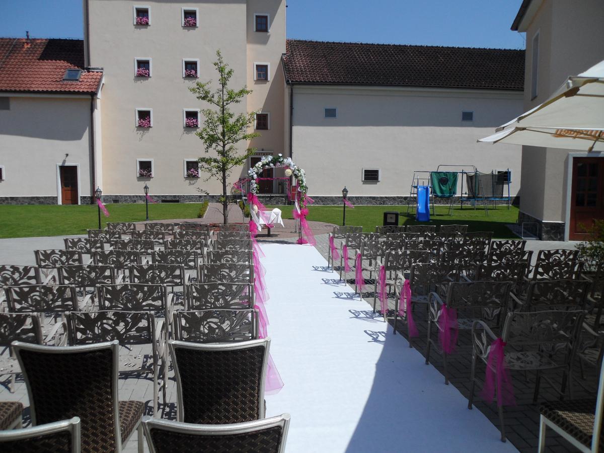Chateau Krakovany Luaran gambar