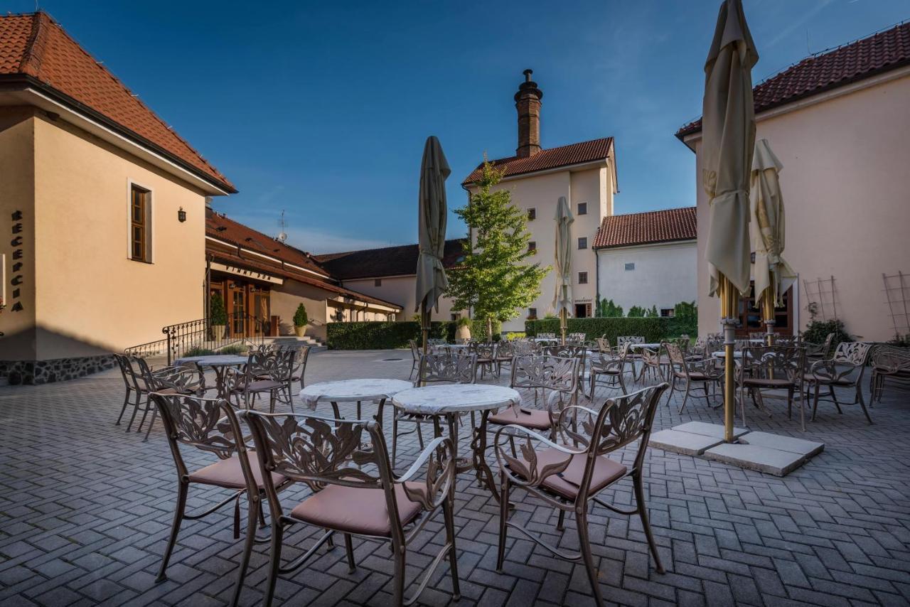 Chateau Krakovany Luaran gambar