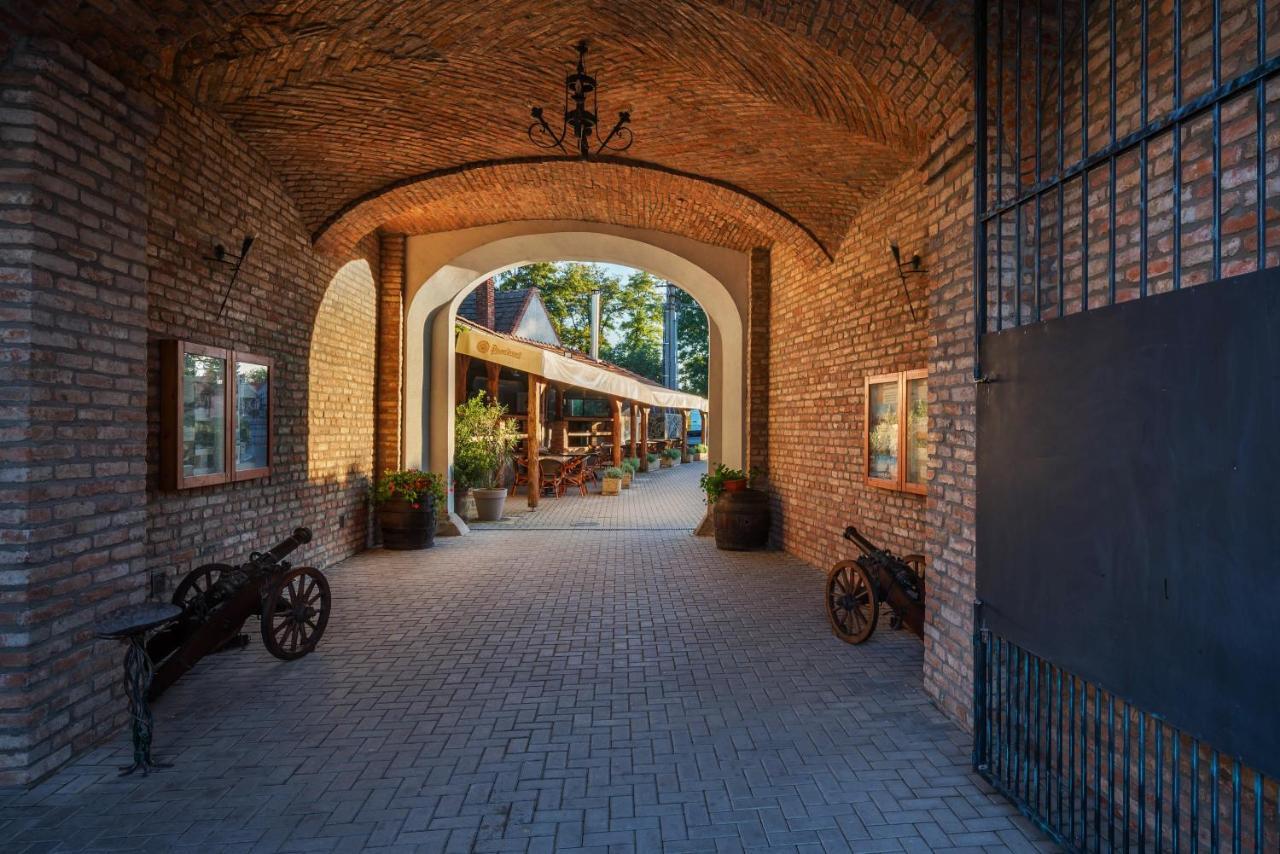Chateau Krakovany Luaran gambar