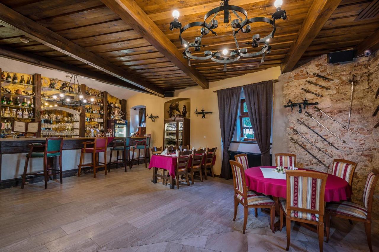 Chateau Krakovany Luaran gambar
