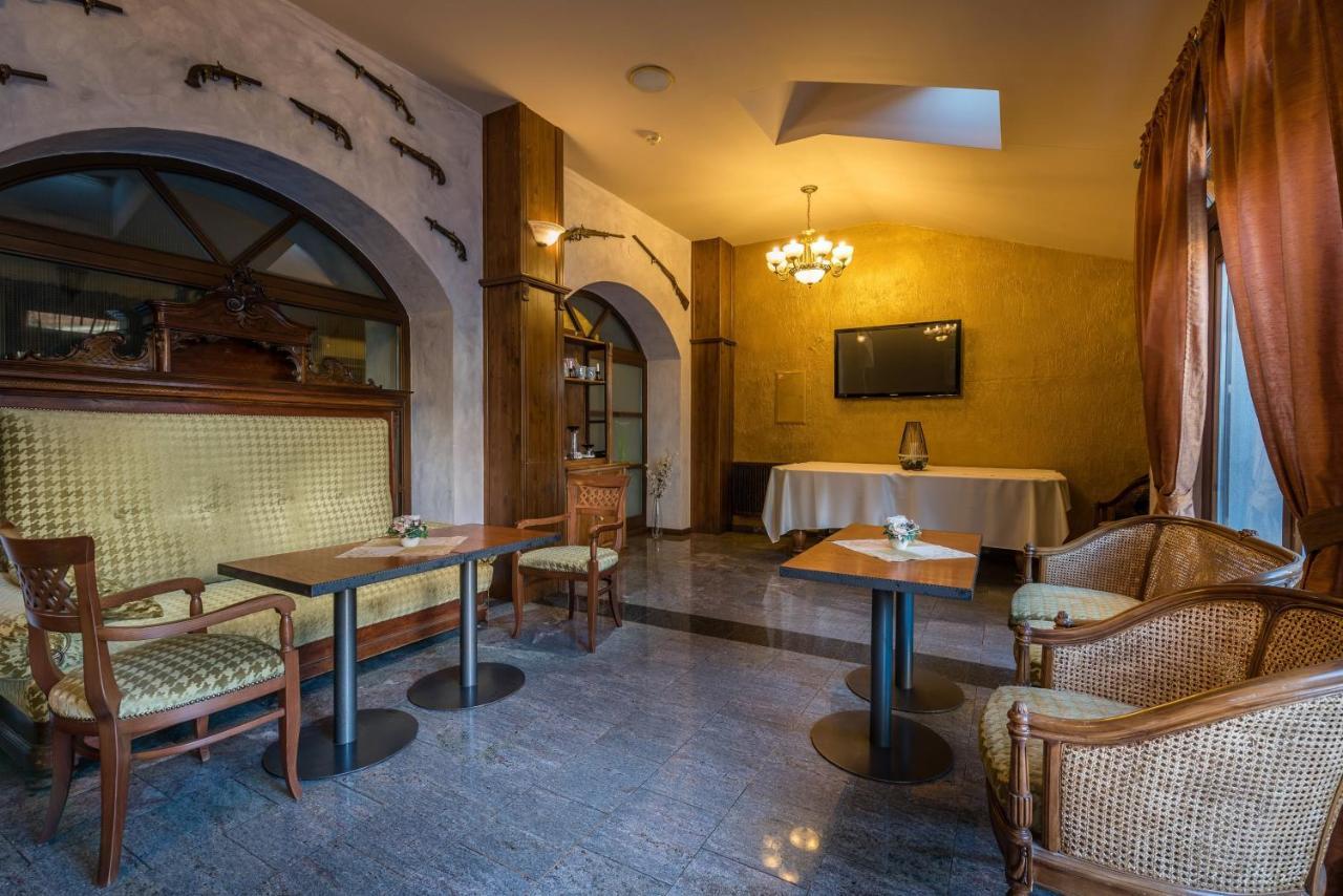 Chateau Krakovany Luaran gambar