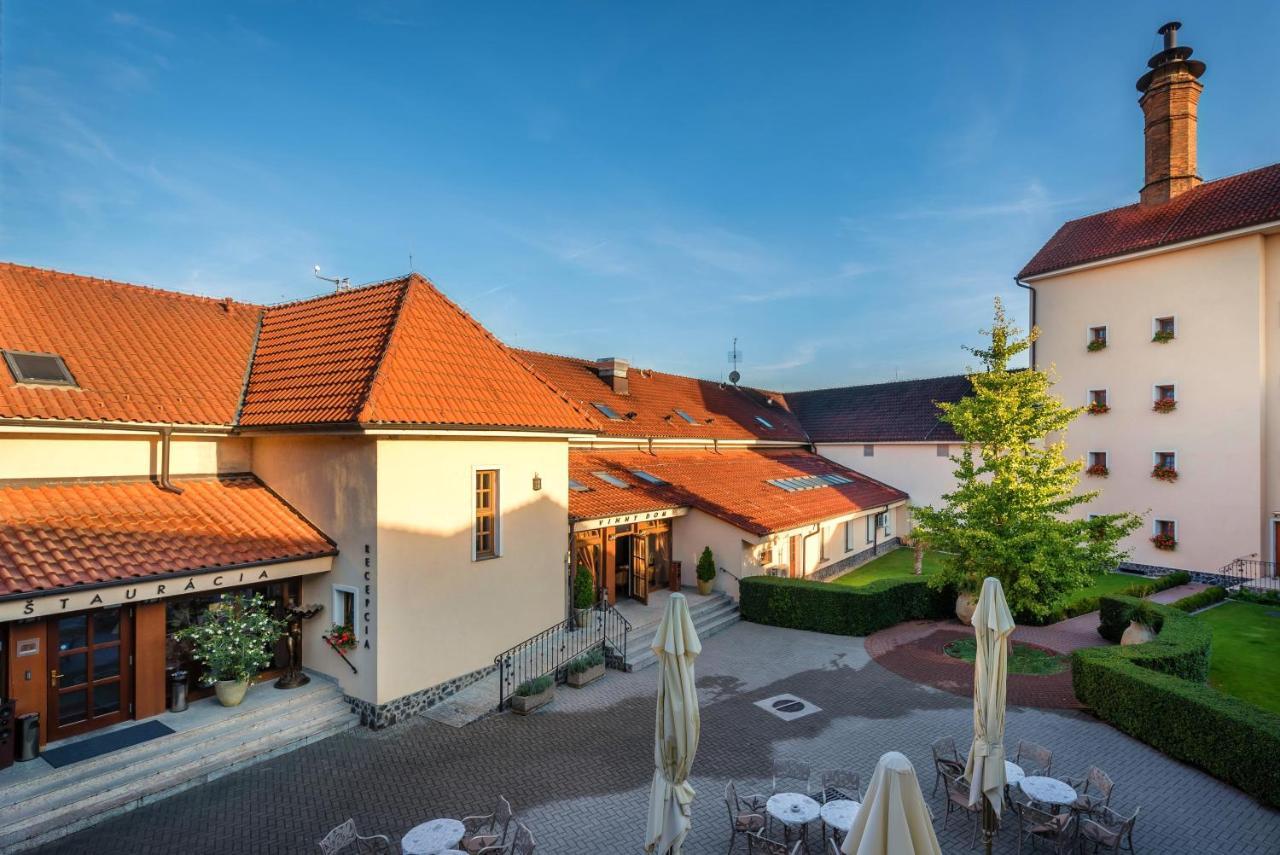 Chateau Krakovany Luaran gambar