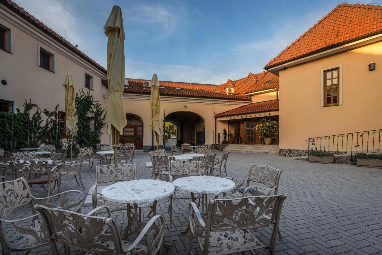Chateau Krakovany Luaran gambar