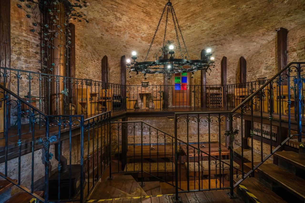 Chateau Krakovany Luaran gambar