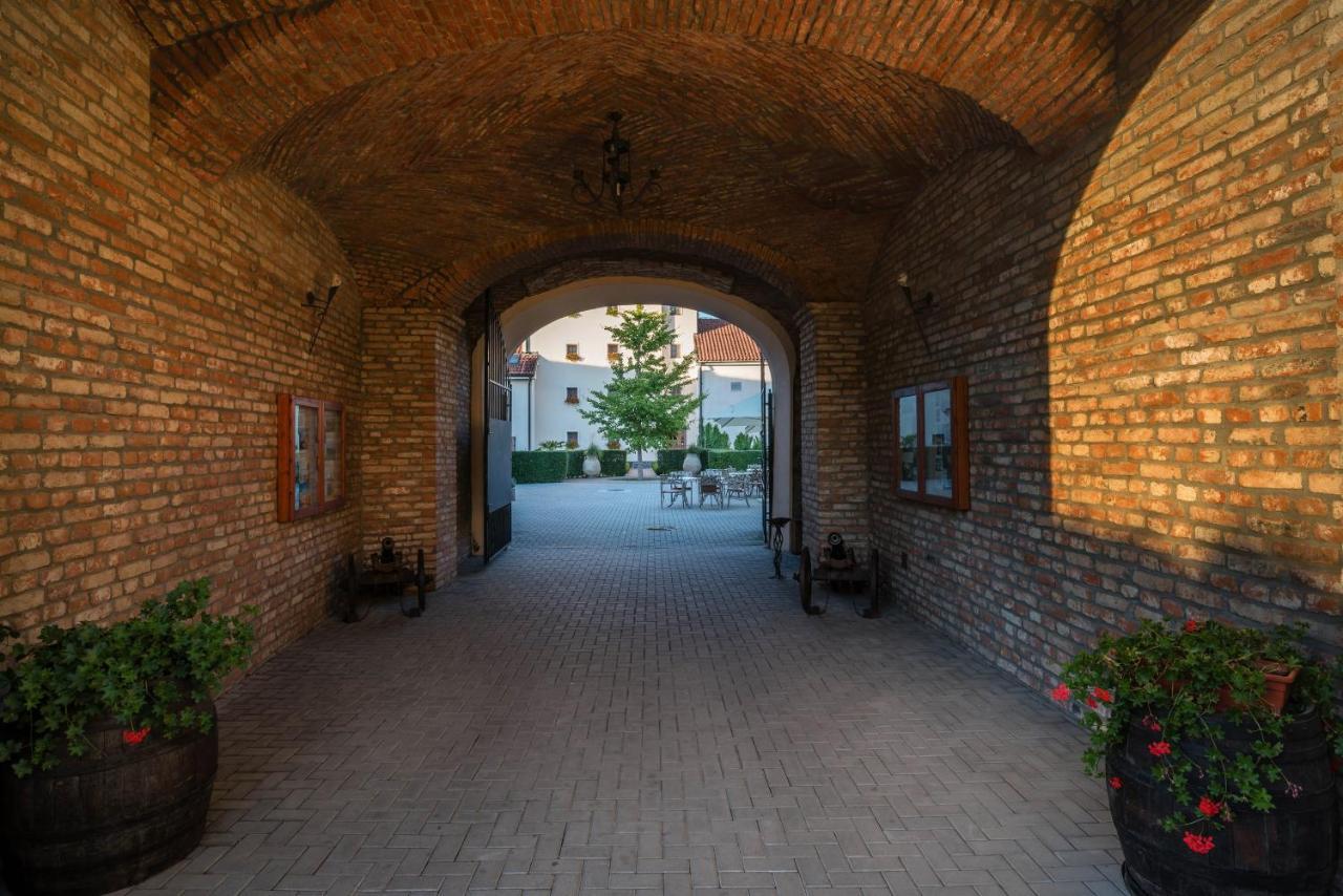 Chateau Krakovany Luaran gambar